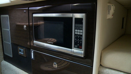 Formula 330 Crossover Bowrider microwave