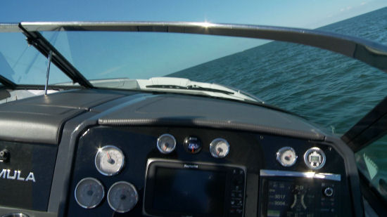 Formula 330 Crossover Bowrider turning