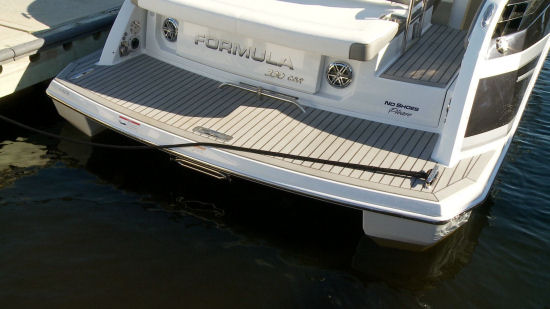Formula 330 Crossover Bowrider swim platform