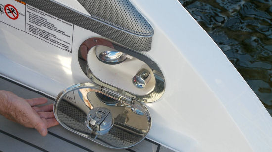 Formula 330 Crossover Bowrider hot cold shower