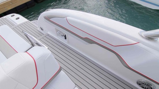 Formula 350 Sun Sport seating