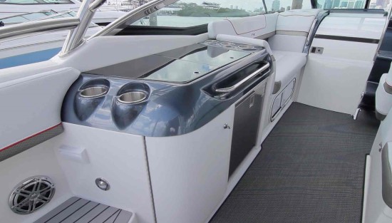 Formula 350 Sun Sport wet bar