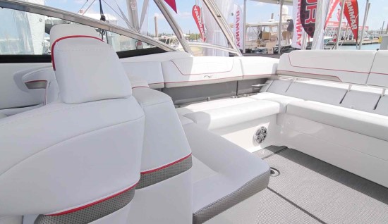 Formula 350 Sun Sport cockpit seating