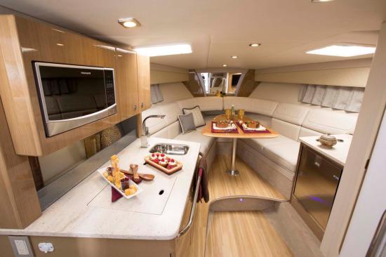 Formula 350 Sun Sport dinette