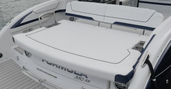 Formula 350 Sun Sport aft lounge