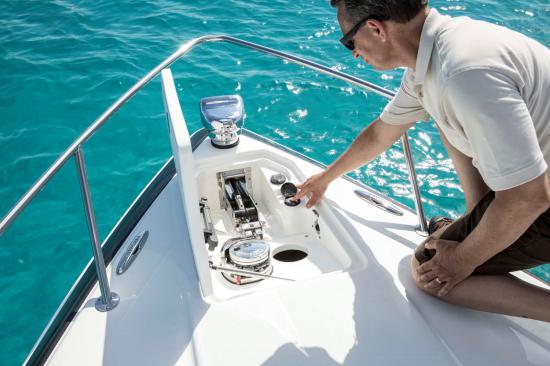 Formula 350 Sun Sport windlass