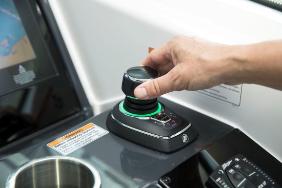 Formula 430 All Sport Crossover joystick