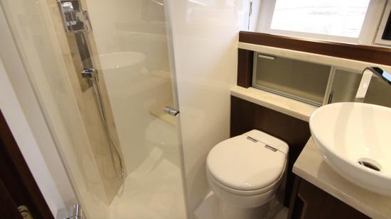 Galeon 420 Fly en suite head