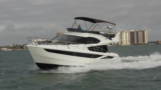 Galeon 420 Fly running