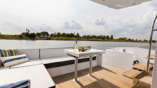 Galeon 560 Skydeck cockpit