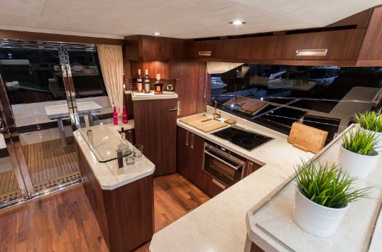 Galeon 560 Skydeck galley