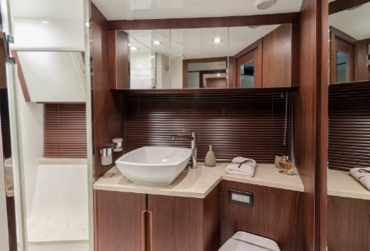 Galeon 560 Skydeck head