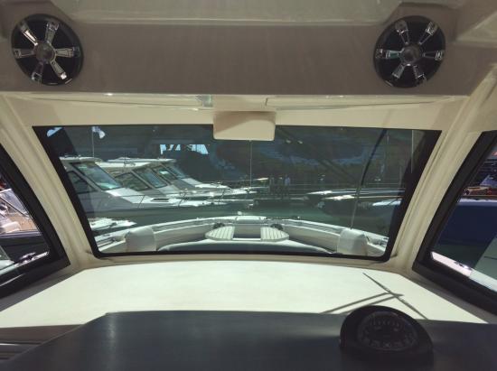 Grady-White Canyon 456 curved windscreen