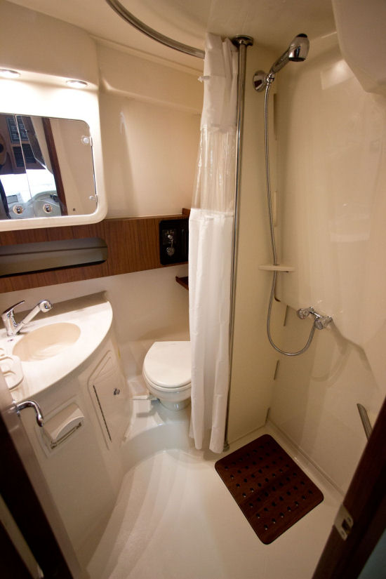 Grady-White Express 370 head