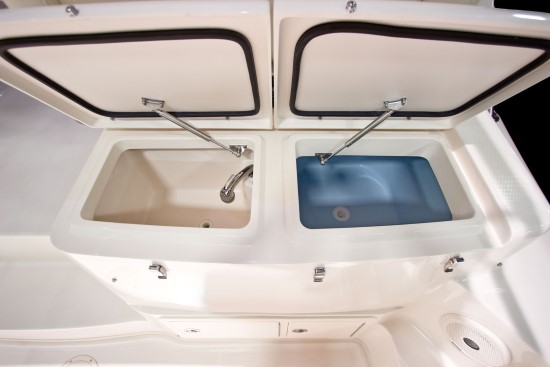 Grady-White Express 370 rigging station