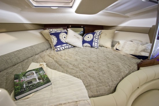 Grady-White Express 370 v berth