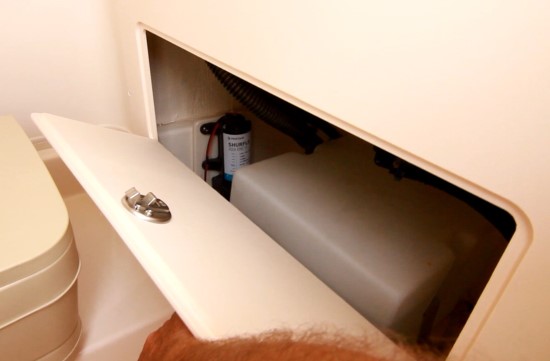 Grady-White Fisherman 216 bulk head