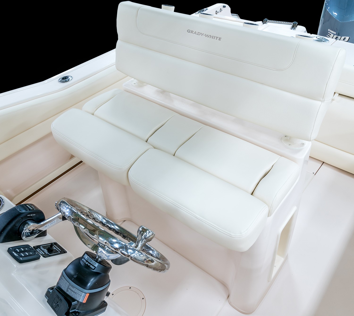 Grady-White Fisherman 216 helm seats