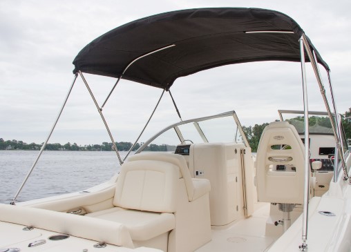 Grady-White Freedom 235 cockpit