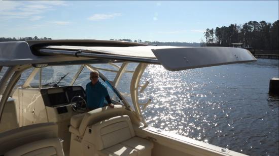 Grady-White Freedom 325 hard top