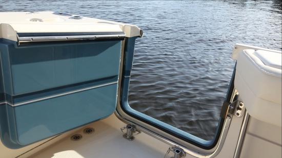 Grady-White Freedom 325 dive door