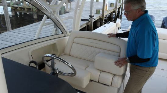 Grady-White Freedom 325 helm seat