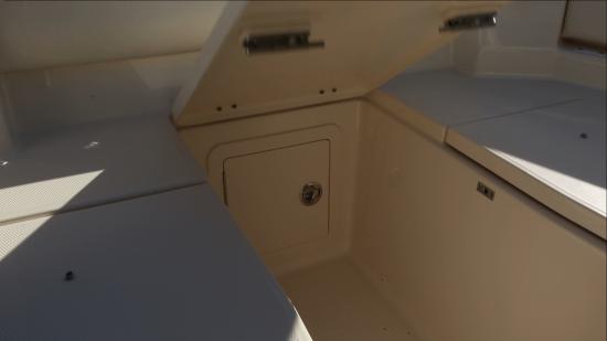 Grady-White Freedom 325 rode access