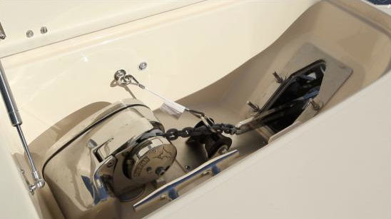 Grady-White Freedom 325 windlass