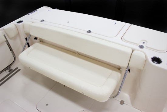 Grady-White Freedom 335 cockpit