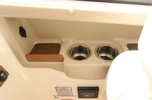 Grady-White Freedom 335 helm details