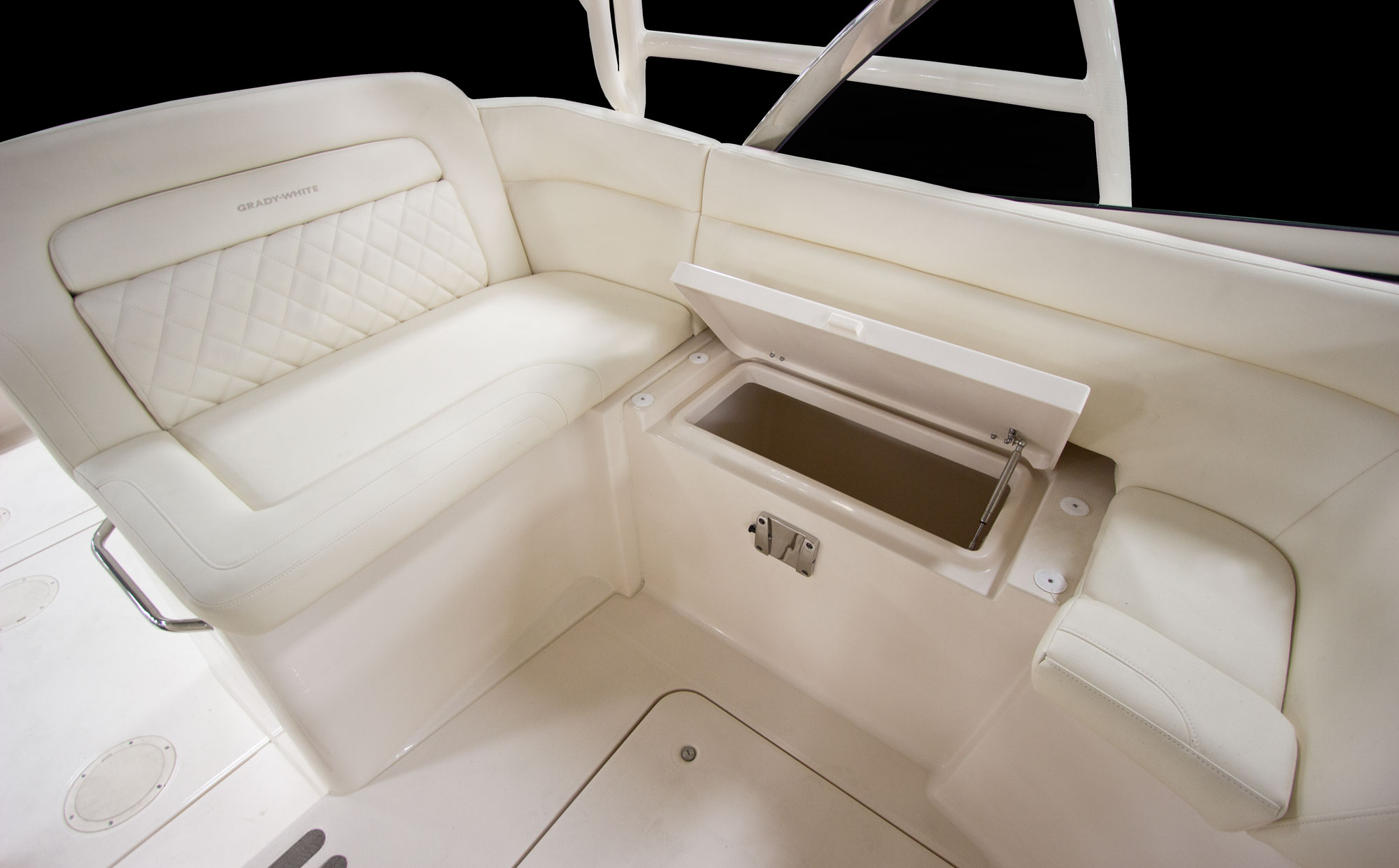 Grady-White Freedom 335 helm deck