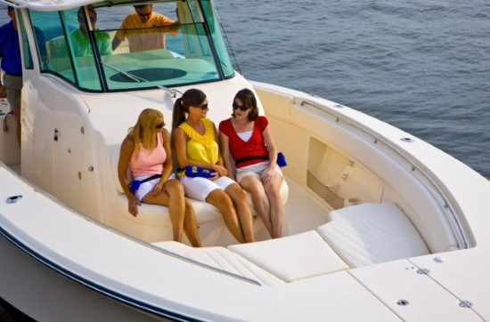 Grady-White Canyon 376 console lounge