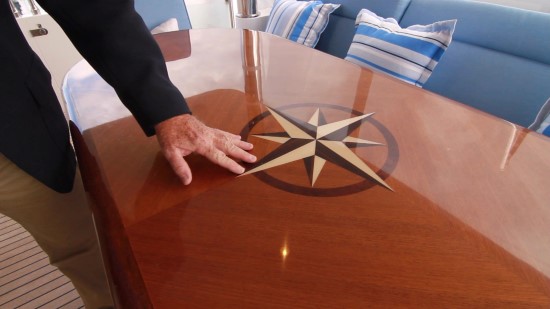 Hampton Yachts Endurance 720 Skylounge LRC aft table