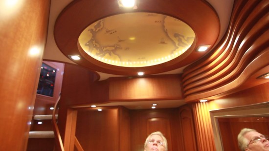 Hampton Yachts Endurance 720 Skylounge LRC atrium