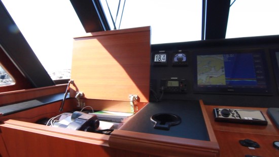 Hampton Yachts Endurance 720 Skylounge LRC chart table