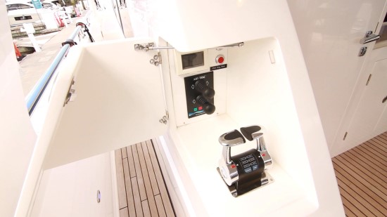 Hampton Yachts Endurance 720 Skylounge LRC remote control