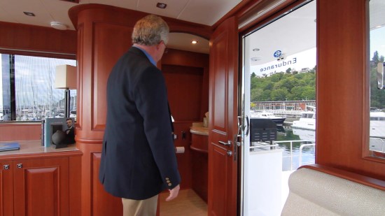 Hampton Yachts Endurance 720 Skylounge LRC day head