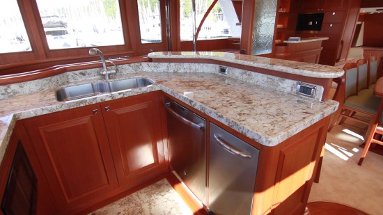 Hampton Yachts Endurance 720 Skylounge LRC dishwashers