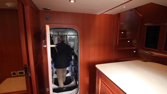 Hampton Yachts Endurance 720 Skylounge LRC engine room door