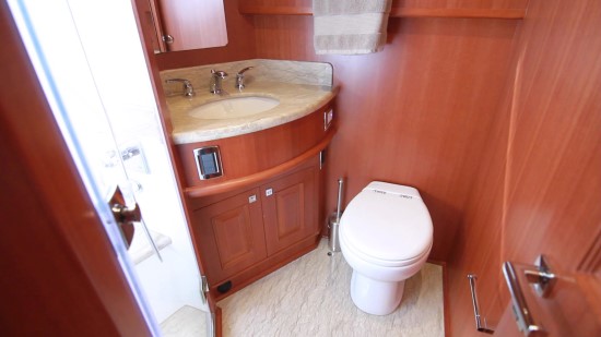 Hampton Yachts Endurance 720 Skylounge LRC guest head