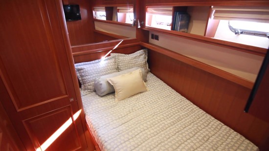 Hampton Yachts Endurance 720 Skylounge LRC guest room
