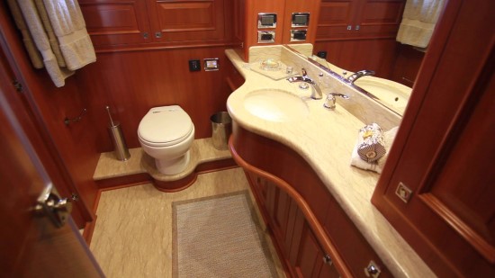 Hampton Yachts Endurance 720 Skylounge LRC master head