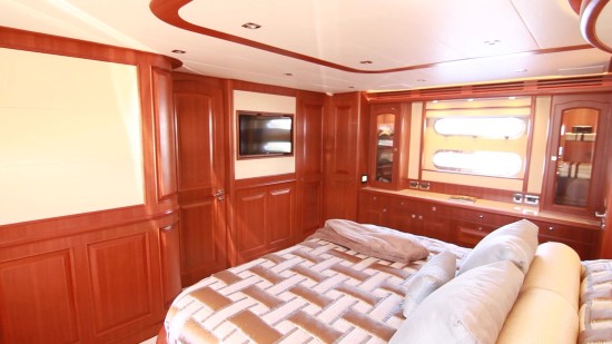 Hampton Yachts Endurance 720 Skylounge LRC master stateroom