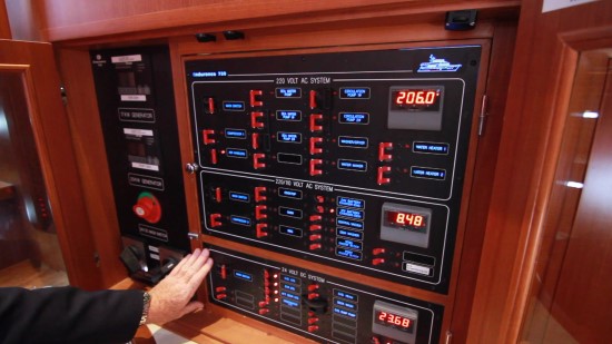 Hampton Yachts Endurance 720 Skylounge LRC panel