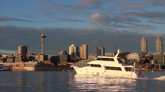 Hampton Yachts Endurance 720 Skylounge LRC running