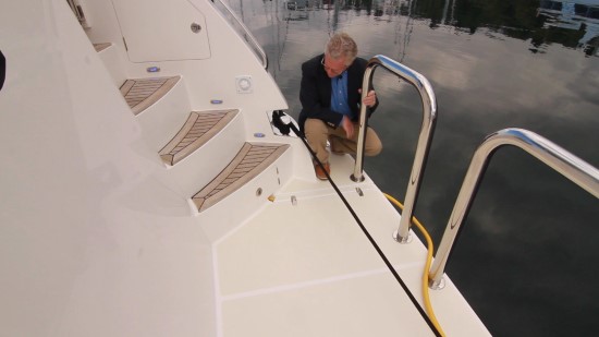 Hampton Yachts Endurance 720 Skylounge LRC shore power