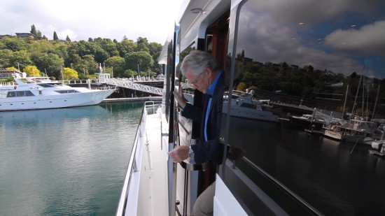 Hampton Yachts Endurance 720 Skylounge LRC side decks