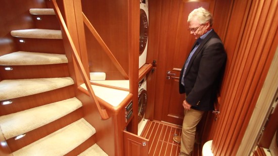 Hampton Yachts Endurance 720 Skylounge LRC washer dryer