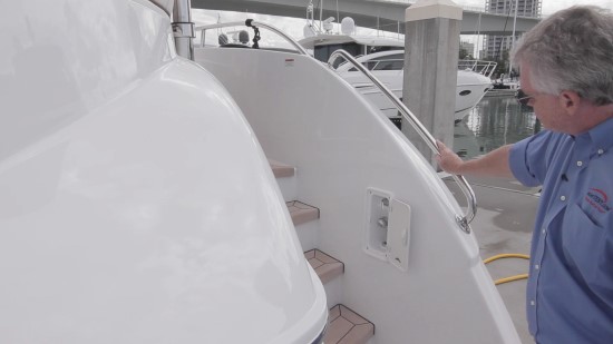 Hatteras 60 Motor Yacht shower