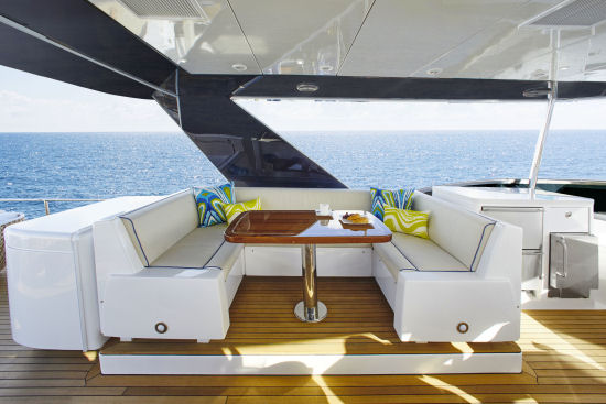 Hatteras 70 Motor Yacht dining